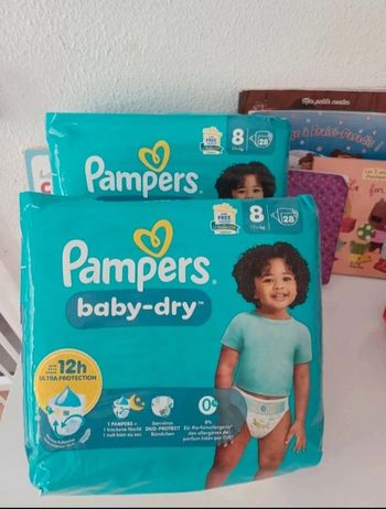 paquets de couches pampers. Taille 8