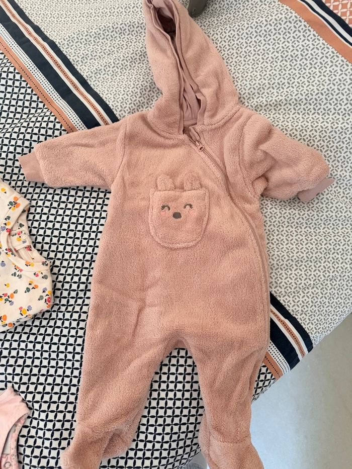 Lot pyjamas,bodies et vêtements - photo numéro 3
