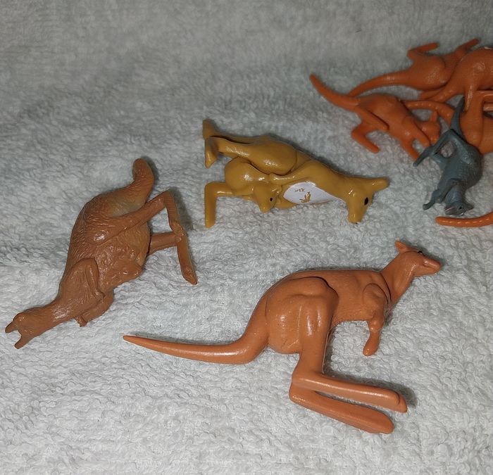 lot miniature figurine kangourou maman et ses petits plastique - photo numéro 2