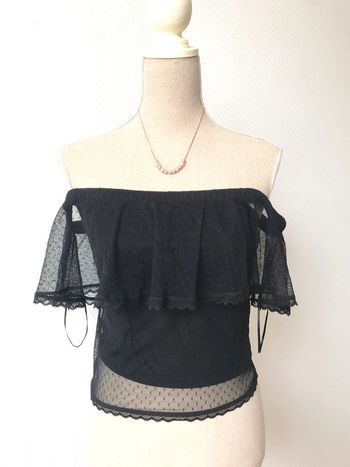 Top en guipure épaule à la bardo