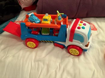 Camion avec ses petits véhicules