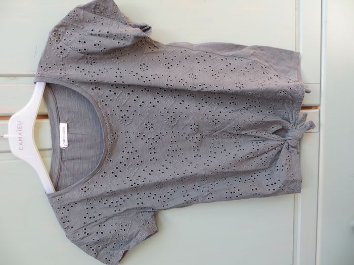 Top tshirt manches courtes kaki broderie anglaise cache cache xs - photo numéro 1