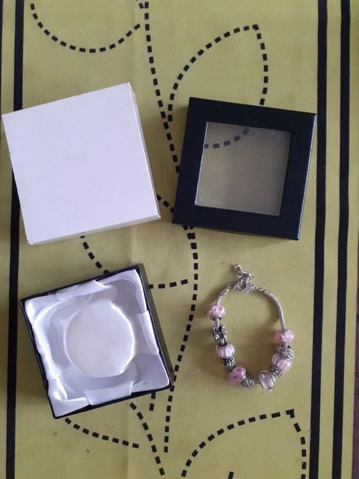 Bracelet, avec différentes perles rosés et argentées