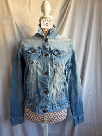 Veste en jean, bleu clair, en excellent état,2 poches poitrine, 2 poches latérales, largeur d'épaule 35cm, largeur sous bras 48cm, longueur 52cm, marque Kiabi =5€