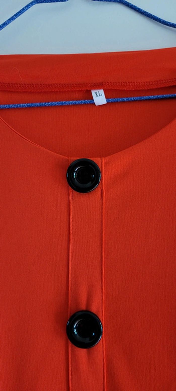 Robe rouge avec bouton - photo numéro 2