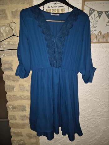 Magnifique robe bleue broderie et boutons col V Christy taille 2 44/46