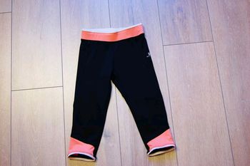 Pantacourt sport. Noir et saumon. 5 ans fille. Marque Domyos