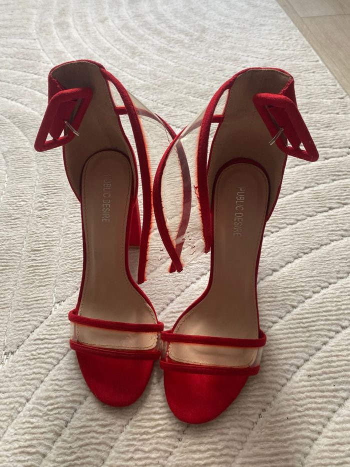 Paire de talons rouges - photo numéro 3
