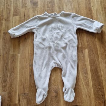 Pyjama taille 3mois en très bon état.