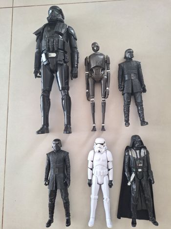 lot de 6 figurines Star Wars, 5 grandes et une géante de 50 cm . 
-Death Trooper
-K-2SO 
-Kylo Ren x 2
-Stormtrooper
-Dark Vador