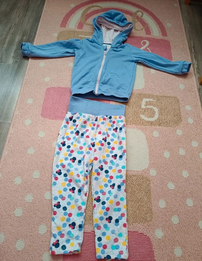 Ensemble de jogging fille
Marque Disney baby
Taille 86/92cm - photo numéro 2