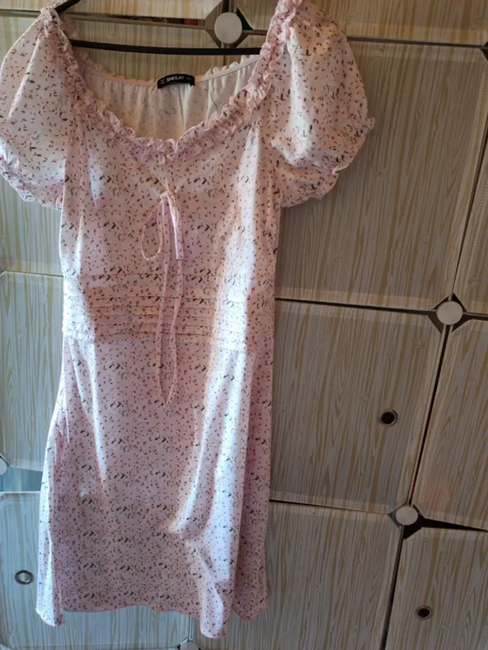 Robe rose à fleurs