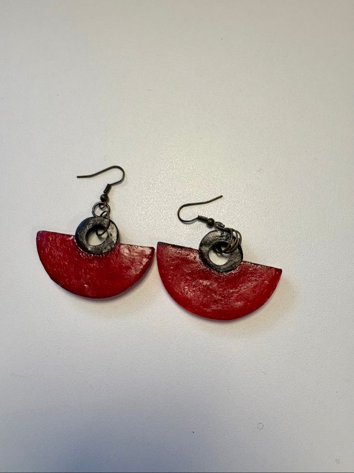 Boucles d’oreilles ethniques en bois rouge et noir - photo numéro 2