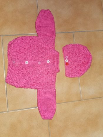 Ensemble rose tricoté bonnet +gilet fleurs 1 mois