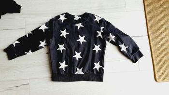 Vêtement garçon pull noir motif étoiles blanches H&M  taille 6 ans
