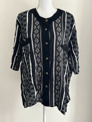 Blouse manches courtes noire à imprimé taille 44