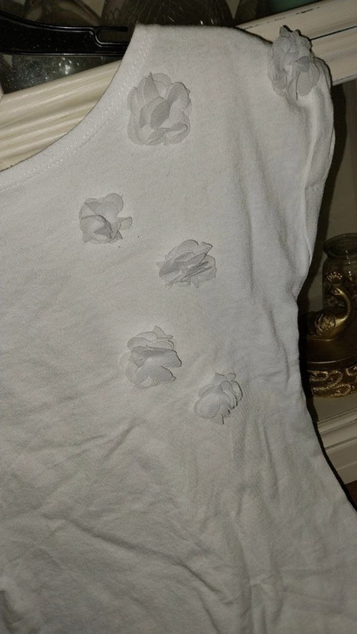 Tshirt blanc pompons très bon état by La Redoute Taille 6 ans - photo numéro 2