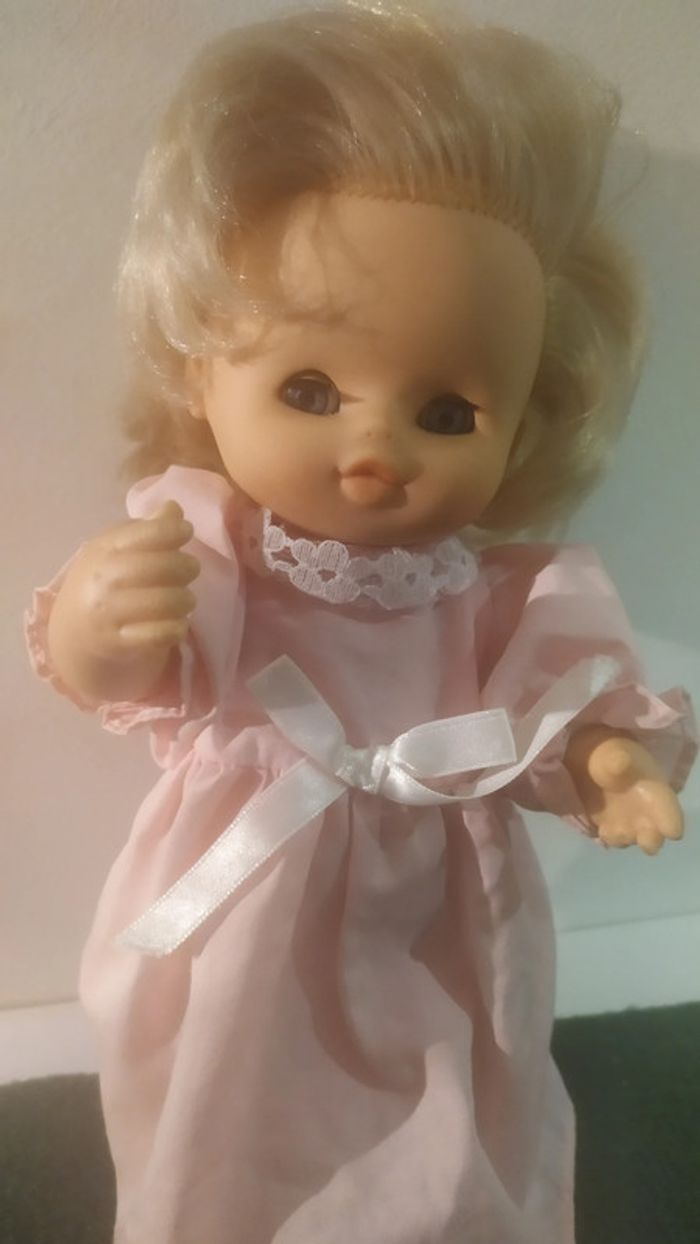 poupée blonde famosa