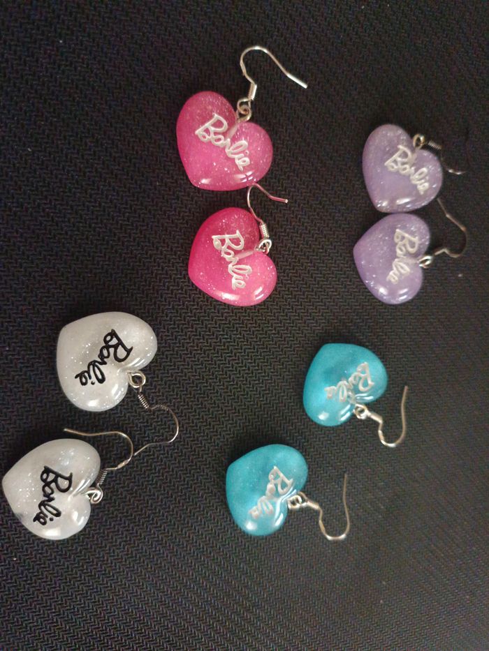 💖 Lot de 4 paires de boucles d’oreilles cœur Barbie – Résine style girly Neuf sans étiquette