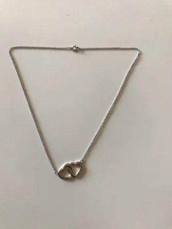 Collier en argent, cœur entre lacer