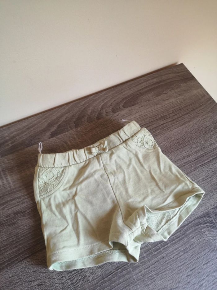 Short C&A en vert clair 2 ans