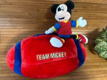 Range pyjama Mickey sur un ballon de rugby team Mickey rouge bleu