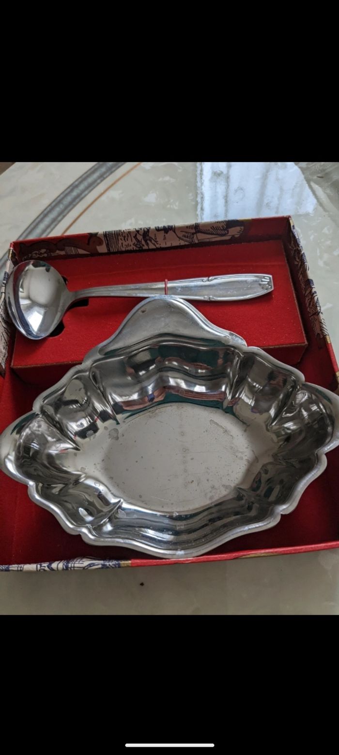 Magnifique soupière et sa cuillère assortie en inox.