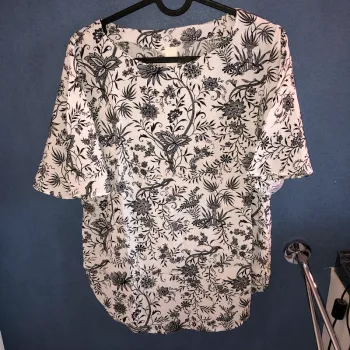 Blouse blanche motifs floraux