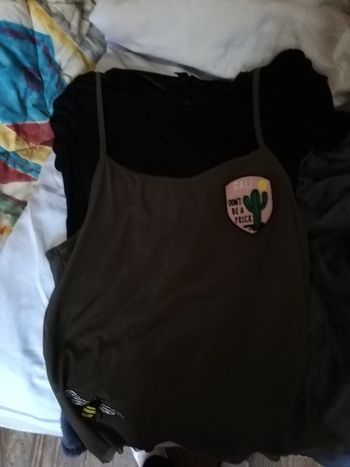 Tee-shirt noir et kaki