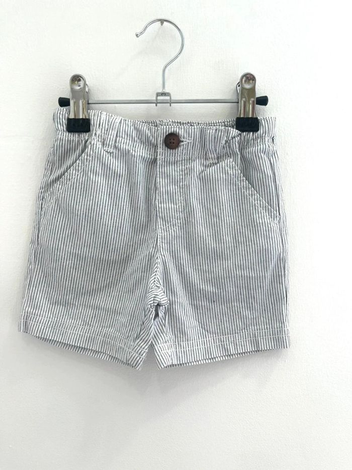 Short blanc rayé bleu