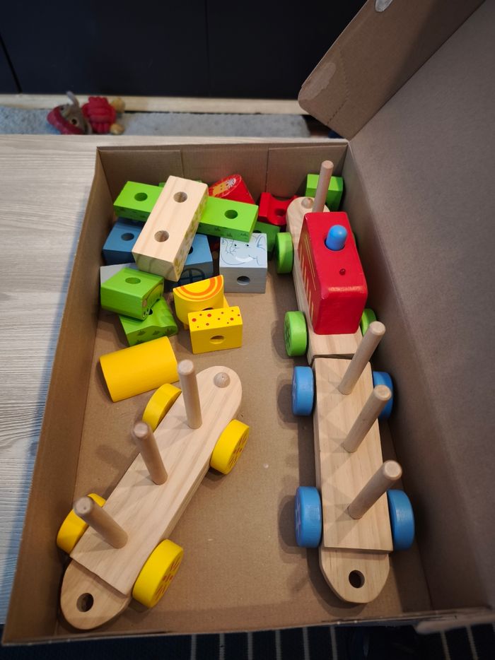 Petit train en bois avec lumière