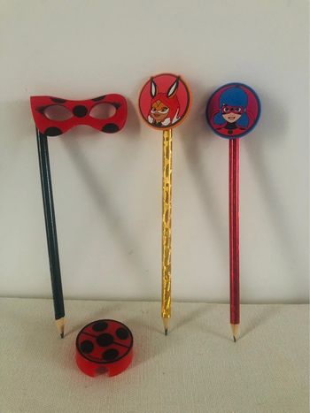 Lot 3 crayons papier ladybug miraculous + taille crayon