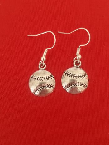 Boucles d'oreilles pendante argenté  balle de base-ball