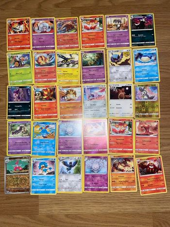 Lot de 63 cartes Pokémon :30cartes Pokémon,18cartes objets et 13 cartes énergie.