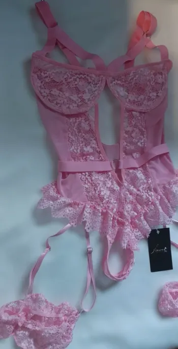 Body porte jarretelles dentelle rose