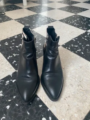 Bottines Jonak Paris cuir – T39 – détail zèbre à l’arrière