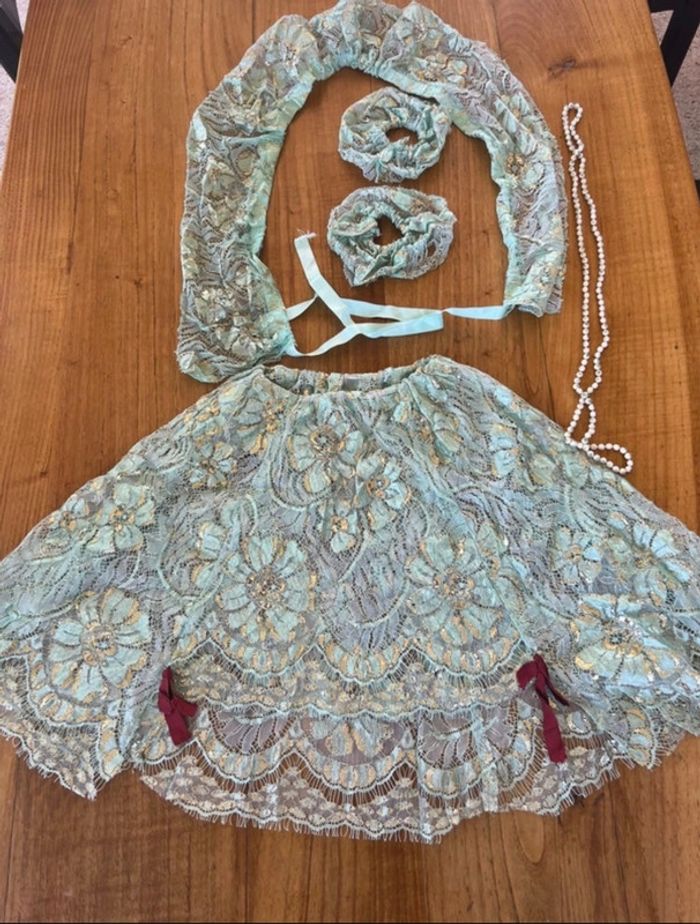 Jupe en dentelle verte et voile