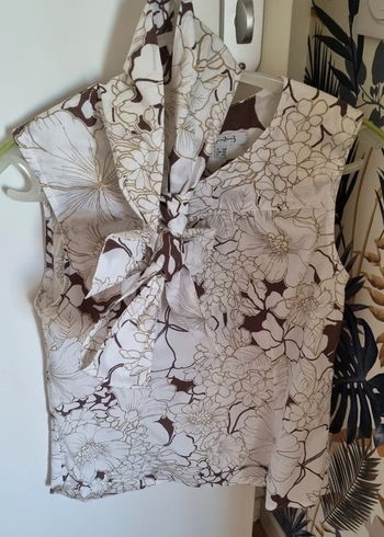 Blouse blanc et taupe à motif fleuris