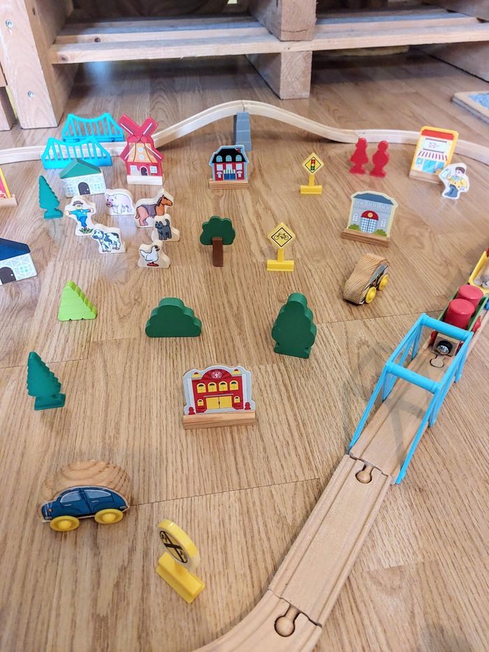 Lot complet de circuits, chemin de fer en bois, trains, voitures etc - photo numéro 5