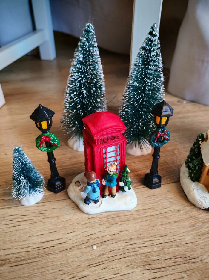 Figurines pour village de noel père noel cabine téléphonique sapin artificiel - photo numéro 2