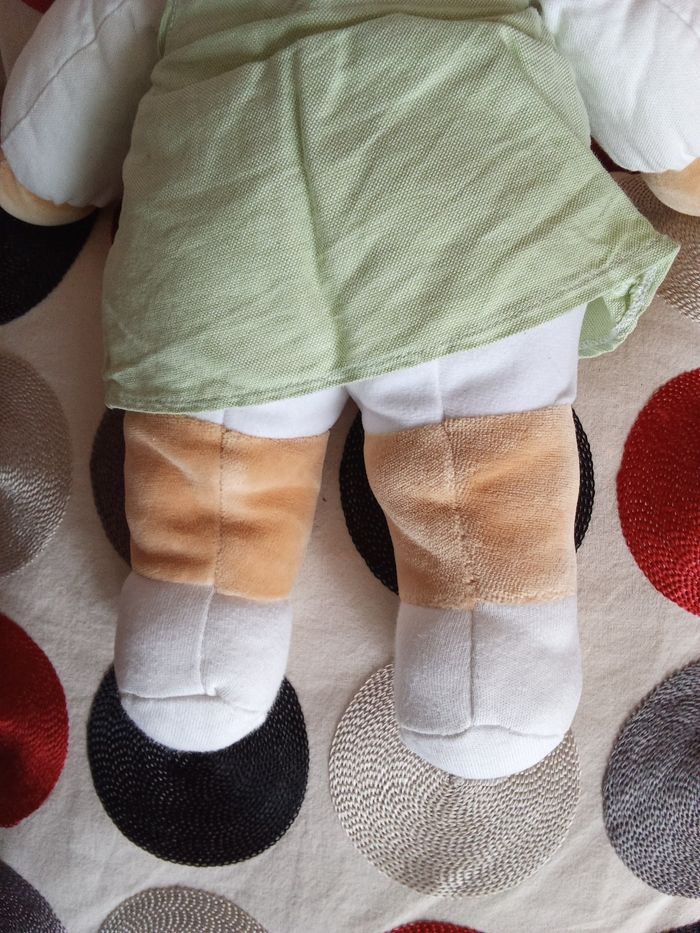 Doudou peluche lapin Takinou beige marron robe verte oiseau brodé vintage ancien tissu vichy jaune blanc intérieur oreilles en posture debout bras blancs lapine  d'occasion - photo numéro 5