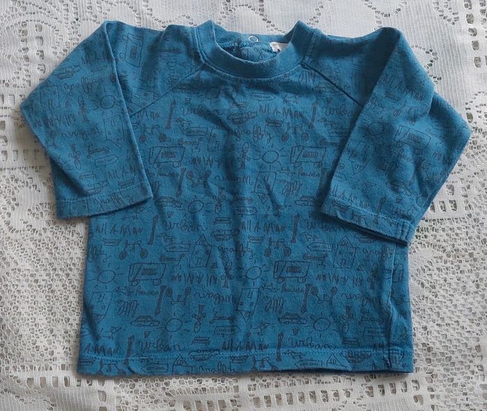 Tee-shirt bleu imprimé graphique, en très bon état, taille 3 mois