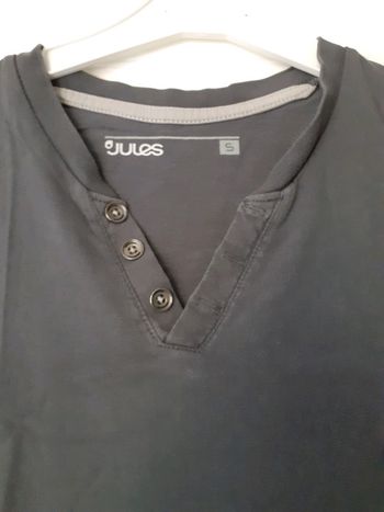 Tee-shirt encolure V avec boutons