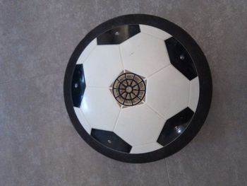 Ballon de foot aéroglisseur.