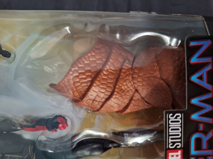 Marvel Legends Séries Spiderman costume noir et or - Spiderman no way home - photo numéro 4