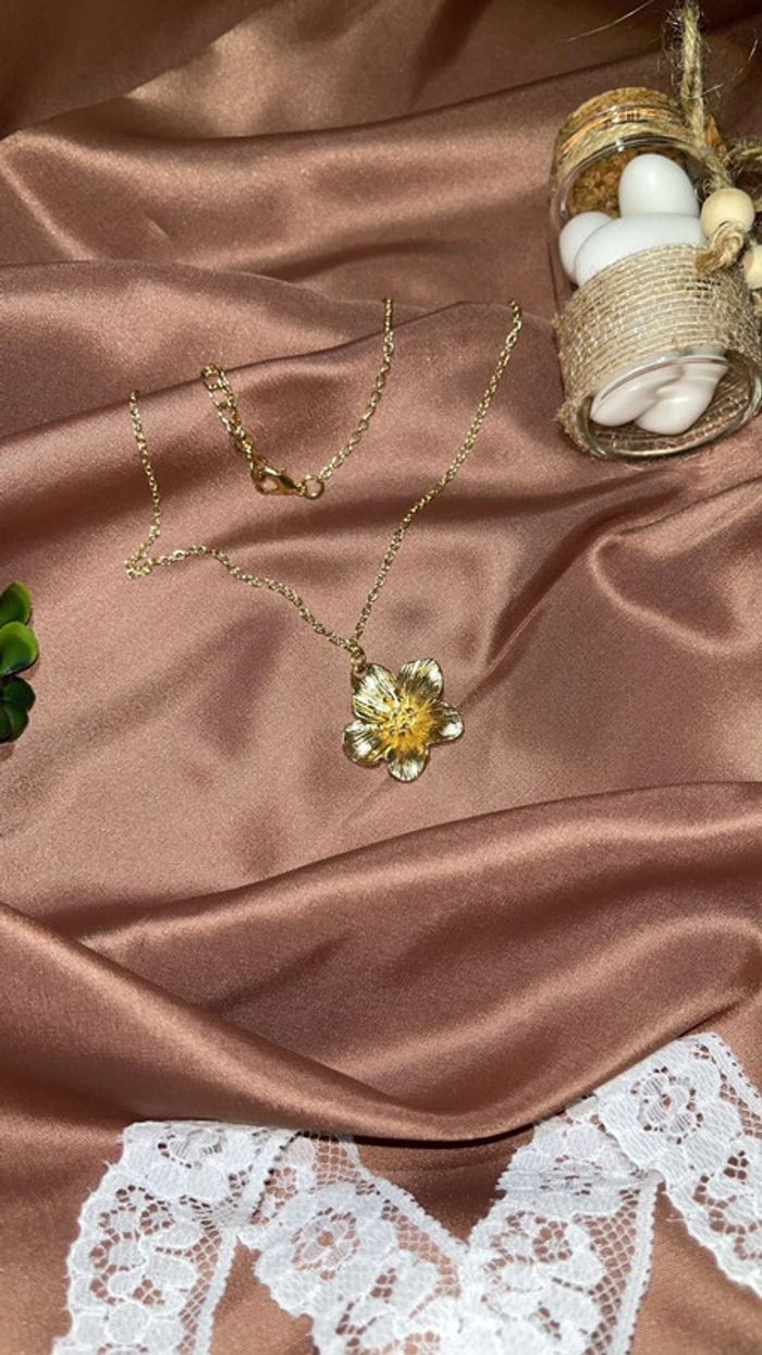 Collier avec grosse fleur dorée - photo numéro 2