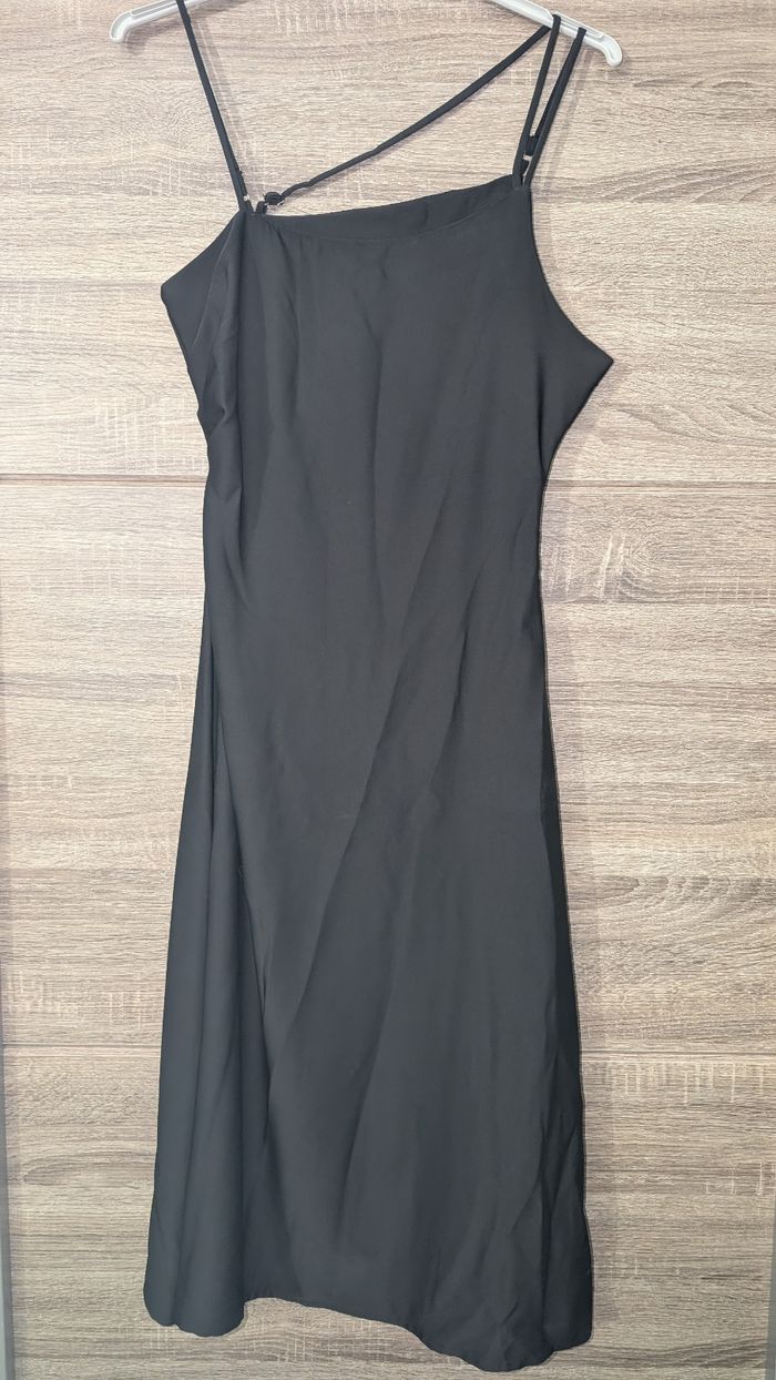 Robe noire élégante à bretelles asymétriques - style minimaliste chic
