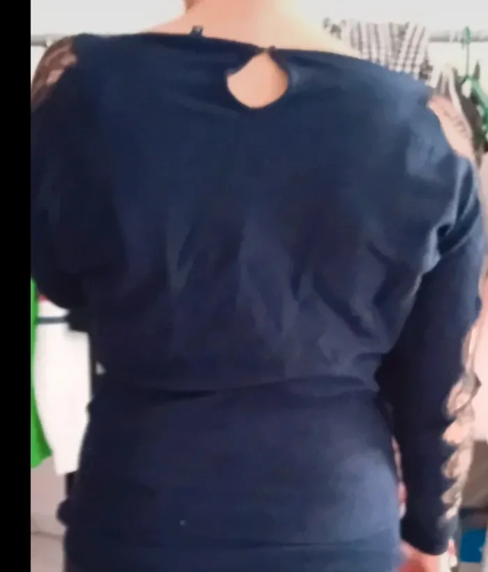 Très joli pull bleu marine avec détails sur les manches taille xs femme - photo numéro 2