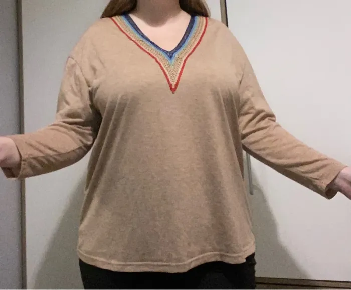 Pull beige col V coloré