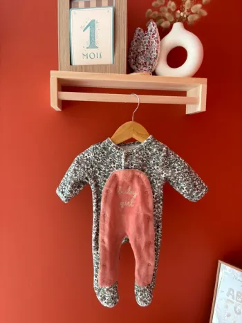 Pyjama rose et fleuri vertbaudet taille 1 mois